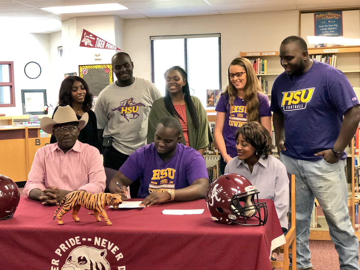 thebyronbrown_'s tweet photo. Officially a Hardin-Simmons Cowboy!🤙🏾...this one is for you Grandmama!!💯🏈#COWBOYUP https://t.co/2Vnb1ZTngY