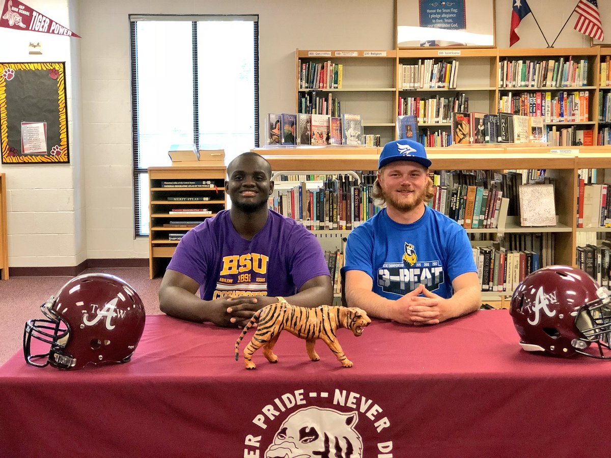 thebyronbrown_'s tweet photo. Officially a Hardin-Simmons Cowboy!🤙🏾...this one is for you Grandmama!!💯🏈#COWBOYUP https://t.co/2Vnb1ZTngY