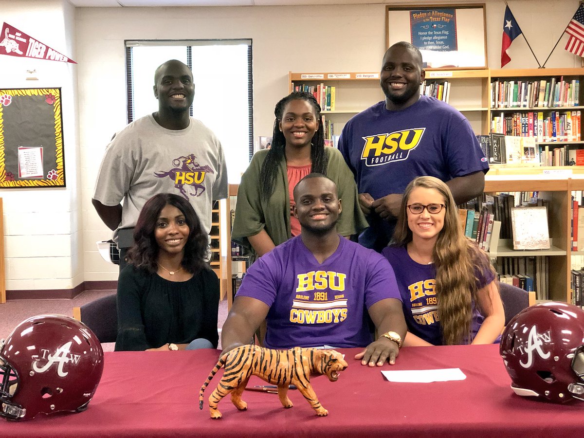 thebyronbrown_'s tweet photo. Officially a Hardin-Simmons Cowboy!🤙🏾...this one is for you Grandmama!!💯🏈#COWBOYUP https://t.co/2Vnb1ZTngY