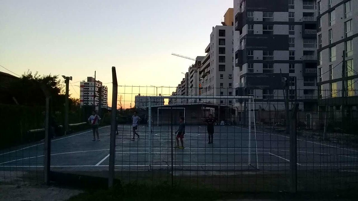 corazonquemero's tweet photo. #EscuelitaFútbolCQ #Gratis Compartimos el antes y el después de la cancha donde todos los sábado entrenamos en el #CIDAC, Suaréz y Lafayette. Antes de fondo #PalacioDuco, ahora las torres #Procear. Cambia el paisaje pero la escuelita sigue firme entrenando al piberío. Sumate!! https://t.co/6tk5hGM6wA