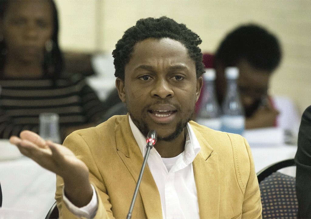 justbongza's tweet image. Ladies who's willing to send nudes if Sundowns loses?