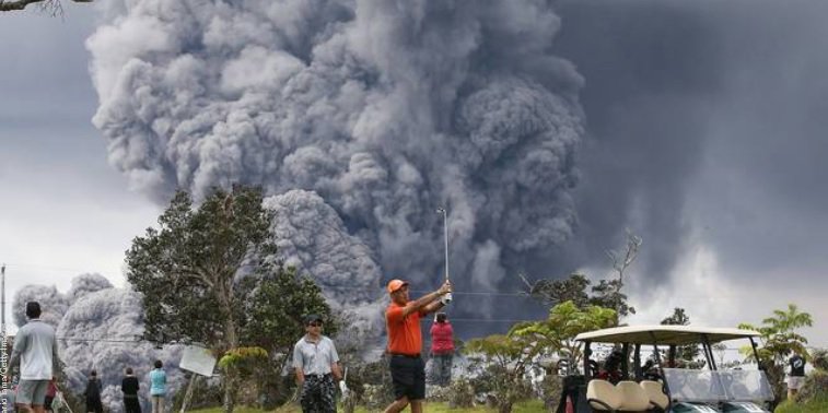 Viral photo shows golfers in Hawaii playing while a volcano erupts behind them. bit.ly/2IlRc6E?utm_so… https://t.co/RKuKNAKz0O