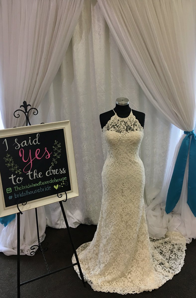 Bridal_Tuxedo's tweet image. 😍 Don&apos;t you love the lace on this @ModecaBridal gown? 
Paired with an illusion halter neckline, this dress is absolutely stunning! 

Try it on today: bit.ly/1VGJtya
#Modecabridal #modecabride #yeg #YEGbride #YEGbridal #weddingdress