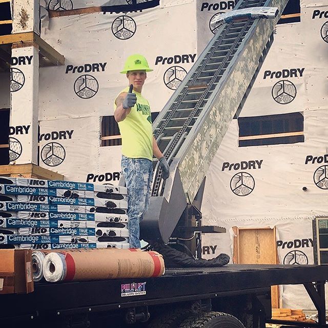 DDesign_Inc's tweet image. Hey, how’s that 61-foot extension longloader we built for ya working out? #roofingequipment #roofingconveyor #longloader #pullandlift #constructionsite ift.tt/2L4FE5r