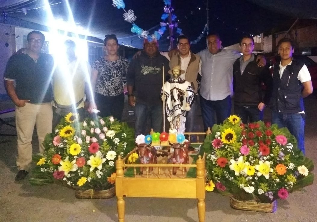 CoqueGarciaG's tweet photo. Gracias a mis primos Pipin, Alex y a mi tía Conchita por invitarme a la tradicional misa de San Isidro Labrador, muchas felicidades por seguir con la tradicional misa que hacia mi tío Pipin. Gracias por su gran apoyo, respaldo y confianza. Ánimo! #FortalezcamosLasTradiciomes https://t.co/d0FwpducCN