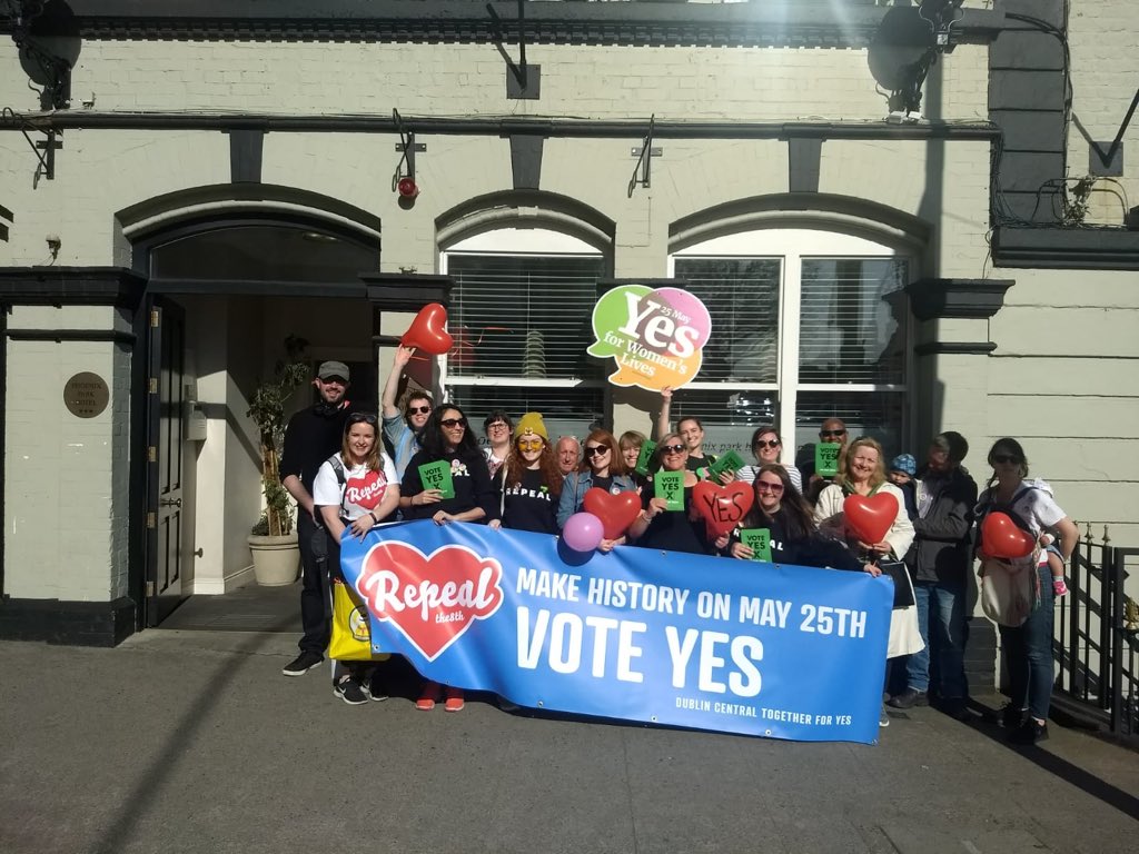 DublinRepeal8's tweet image. Ed Sheeran fans! Make sure to say hello to our lovely gang of leafleters who are asking you to make history on May 25th by voting yes! #edsheerandublin