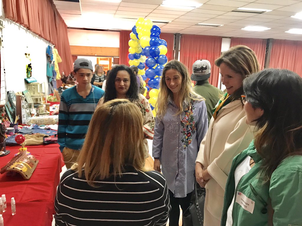 OlmueComunica's tweet photo. Autoridades: Alcaldesa @macasante Seremi Mujer y Equidad de Género @vstagnogray y directora de @sernameg_valpo dan inicio a la ceremonia de certificación 2017 y bienvenida 2018 del #ProgramaJefasdeHogar en #Olmué @minmujeryeg https://t.co/zImPHDGFZt
