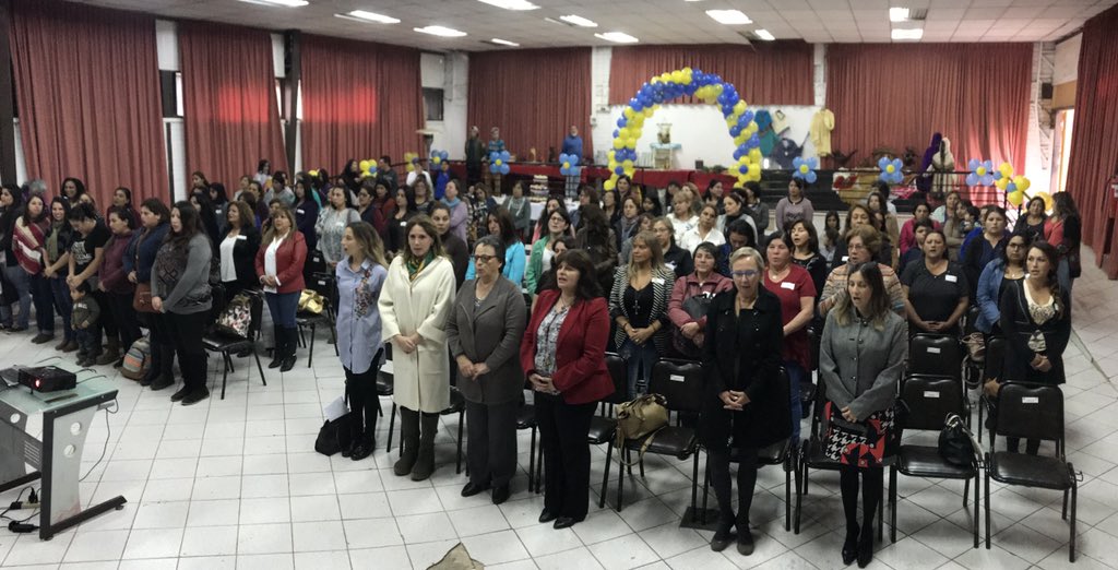 OlmueComunica's tweet photo. Autoridades: Alcaldesa @macasante Seremi Mujer y Equidad de Género @vstagnogray y directora de @sernameg_valpo dan inicio a la ceremonia de certificación 2017 y bienvenida 2018 del #ProgramaJefasdeHogar en #Olmué @minmujeryeg https://t.co/zImPHDGFZt