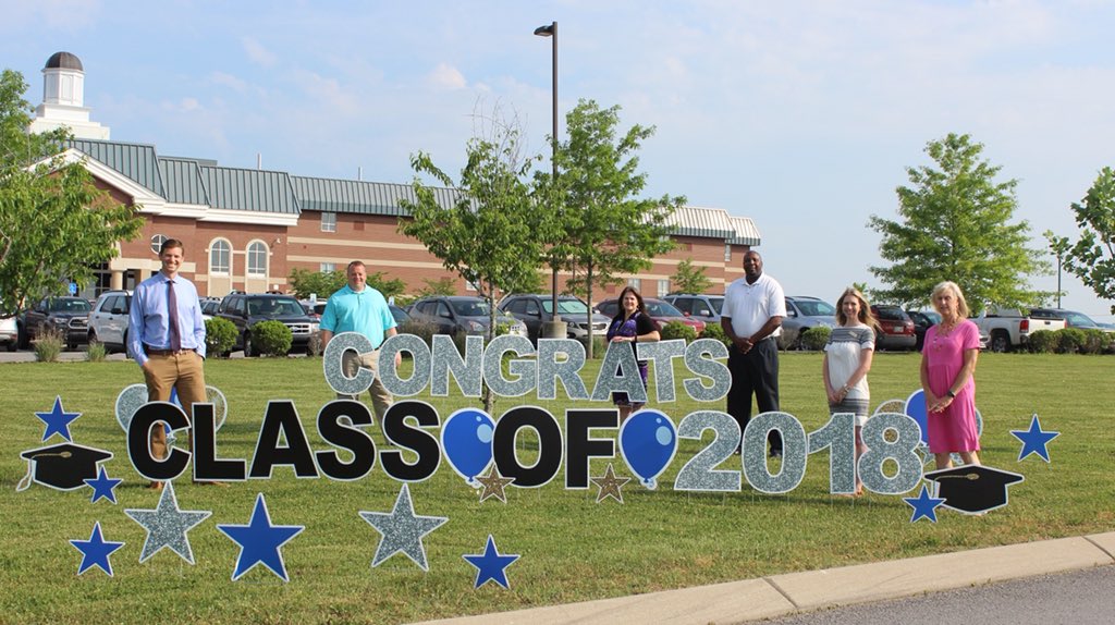 MScottWalters's tweet photo. From us to you @Lebanon_2018! We are so proud of you. 💙🎓🔵🎓💙 https://t.co/9au8PArFN7