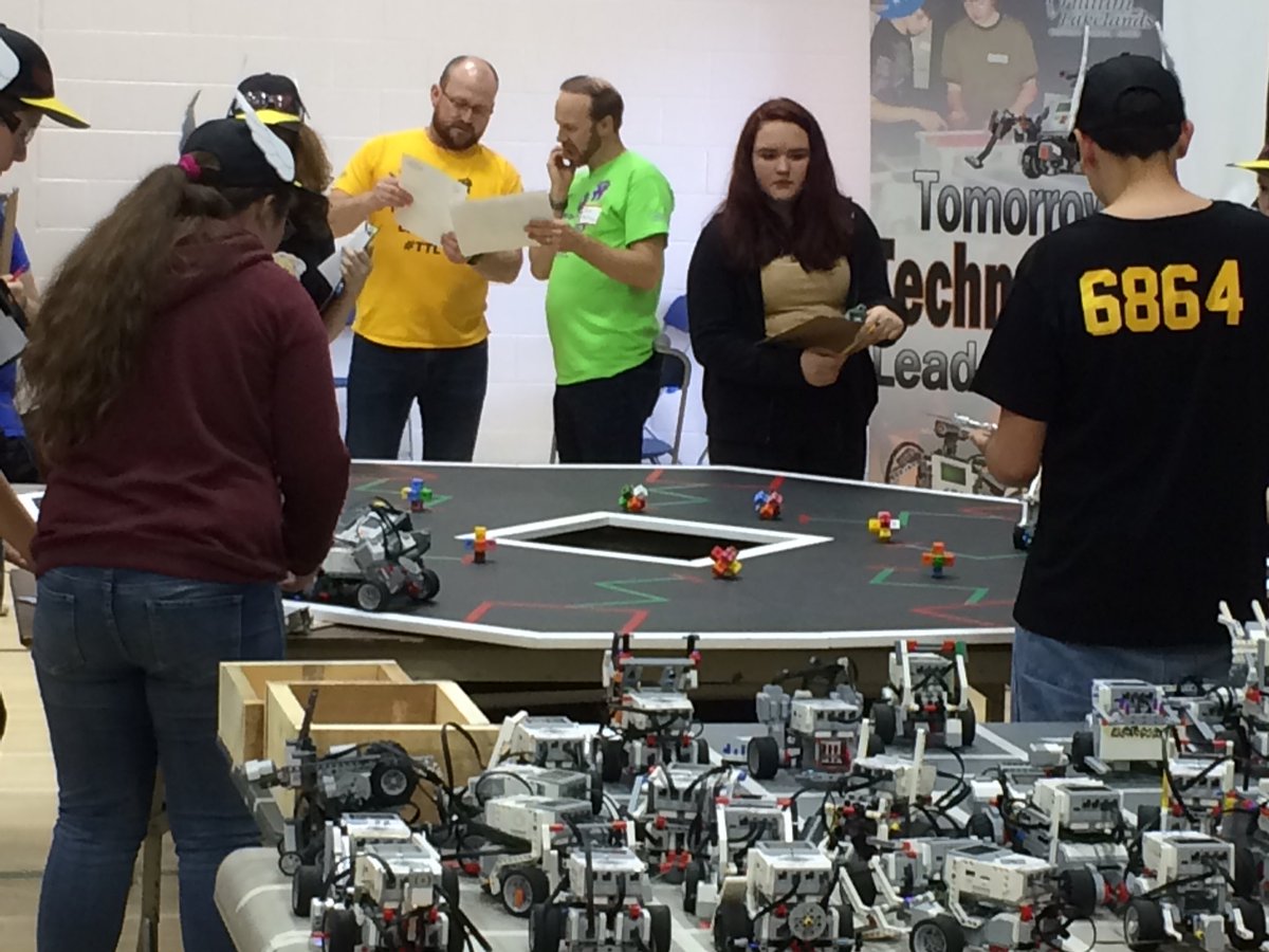 ReynoldsTeach's tweet image. Tomorrow’s tech leaders battling it out at Robofair! @JackCallaghanPS #ttl #tldsbcode #tldsblearns #ev3 #Robotics