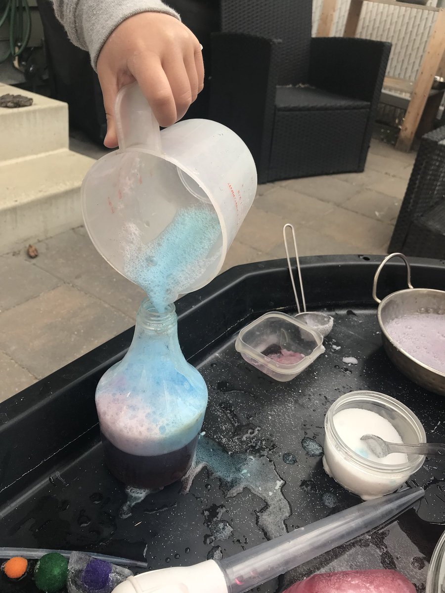 ronniesprek's tweet photo. Science and sensory experience outside this morning!! Lots of hypothesis, experiments, observations, and discoveries happening!! #tufftray #science #bakingsodaandvinegar #iceandsalt #outdoorplay #sensory #sensoryexperience #preschool #outdoorlearning https://t.co/5ZVYB1Zdnz