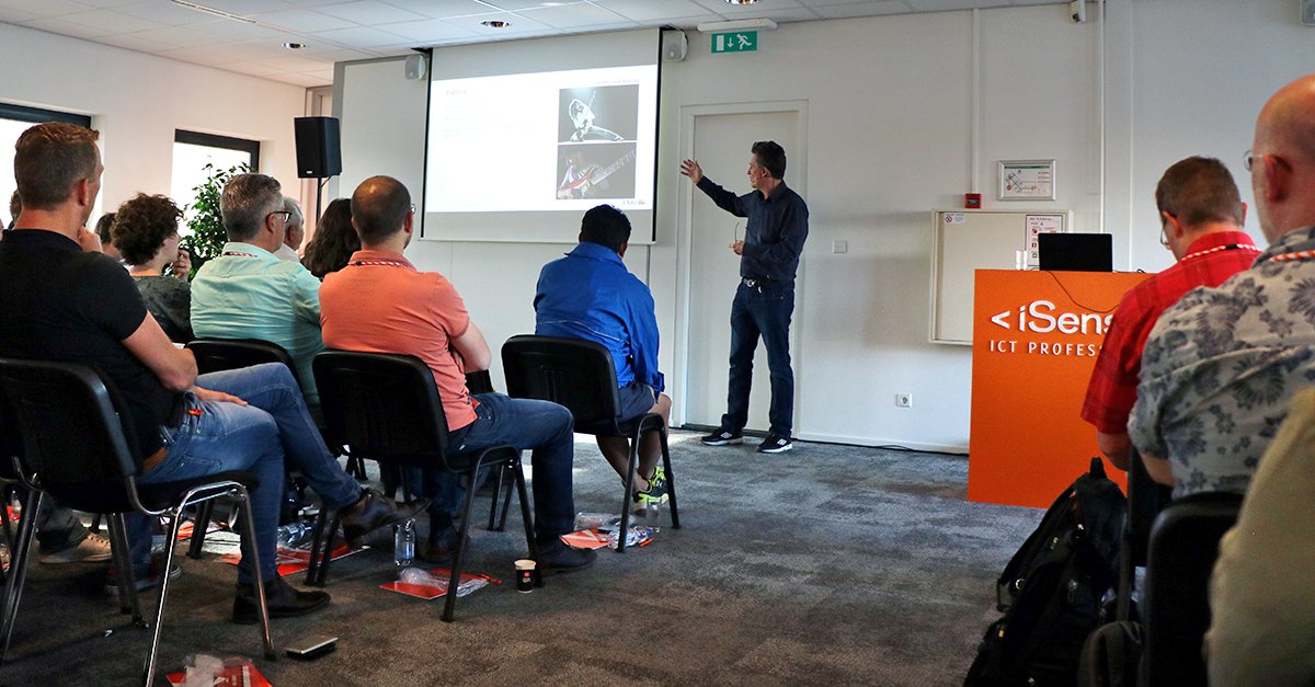 OfficialExperis's tweet photo. Het is tijd voor sessie 3! @rabbuhl gaat laten zien hoe door zelflerende technieken computers je altijd te slim af zijn bij het spelen van een spelletje! #JavaSummit #sessie3 #selflearning #gameplaying #iSense https://t.co/rT6X6Wr5bm