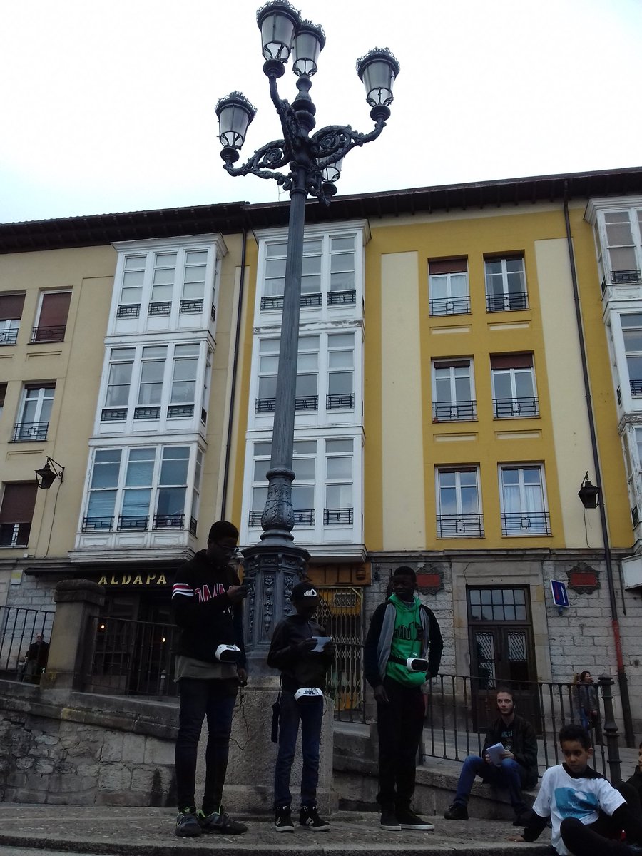 12nubes's tweet photo. Segundo recital de poesía escrita por jóvenes y en grandes enclaves vitorianos gracias al Festival Internacional de Poesía #PoetasEnMayo #12nubes #kalezkalevg @vitoriagasteiz https://t.co/pebGq9K9BG