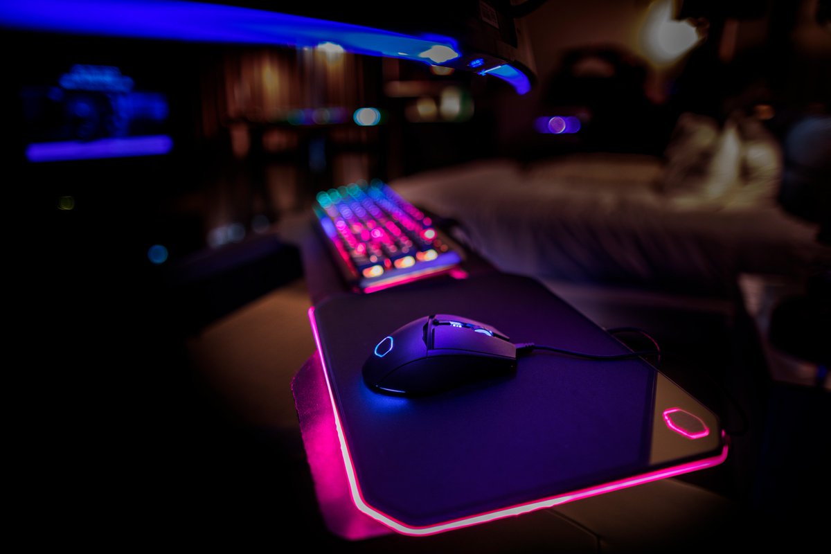 CoolerMasterEXP's tweet photo. Make quick moves with the low-friction cloth side or take full control and go for the smooth aluminum side. 
It's as easy as flipping a coin. #MP860 https://t.co/qq6EauQobi