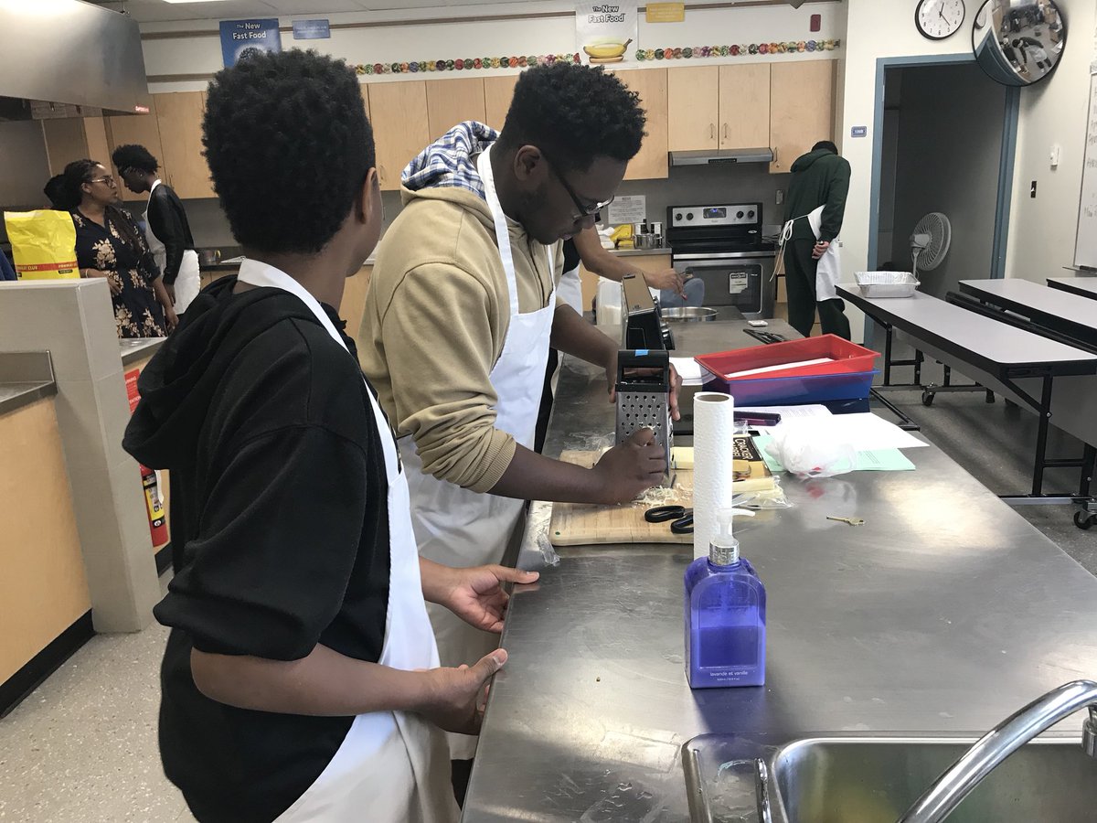 LincolnAlexPS's tweet photo. An enjoyable afternoon testing out our culinary skills with @PickeringHS “A Targeted Vision”, student mentors. Excited for high school! #WeAreDDBB https://t.co/4tiiRtWnBa