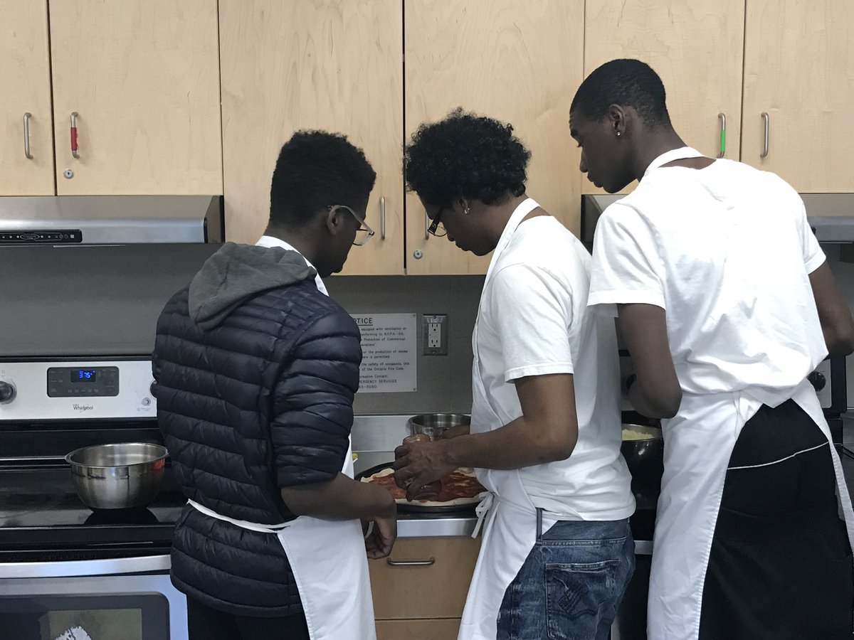 LincolnAlexPS's tweet photo. An enjoyable afternoon testing out our culinary skills with @PickeringHS “A Targeted Vision”, student mentors. Excited for high school! #WeAreDDBB https://t.co/4tiiRtWnBa