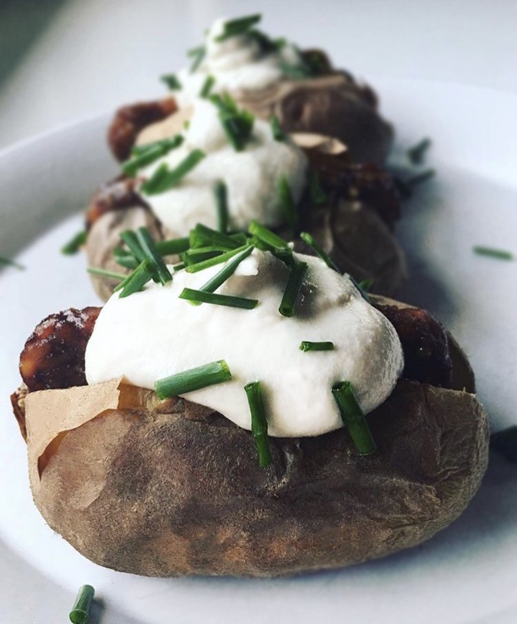 Potat-oooh yeah! 😍 This fully loaded baked potater with a hefty hunk of Sour &amp; Creamy is forever in our dreams. 😋 Thanks for the mouth-watering dish <a href="/dinner/">오정식(정식다섯)</a>.and.a.smoothie — What do you top your taters with? 🥔

#dairyfree #godairyfree #dairyfreelife #dairyfreelifestyle