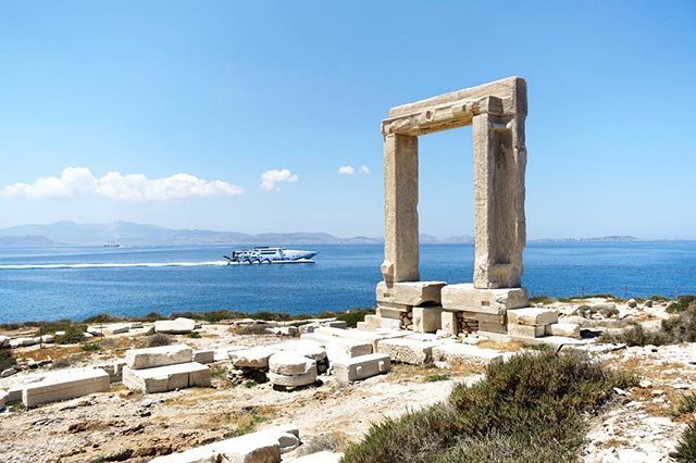 PartisPour's tweet photo. [Naxos, Grèce] Commencer son voyage par la porte d'Apollon... Et se mettre sous de bons auspices. Quand la modernité rencontre l'intemporalité archéologique ! #grece #greece #naxos #naxosisland #apollon #temple #ruins #ancientgreece #travel #travelphotography #partispour #ph… https://t.co/Jw15q2wWPH