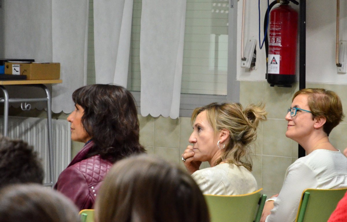 GrupoColorUCLM's tweet photo. Conferencia "¿Es usted el asesino? La Química Analítica del CSI” #grupoColor, previa a la presentación del libro #Elextrañodelayer de @CristHigueras. https://t.co/Hzaoc8vpT3