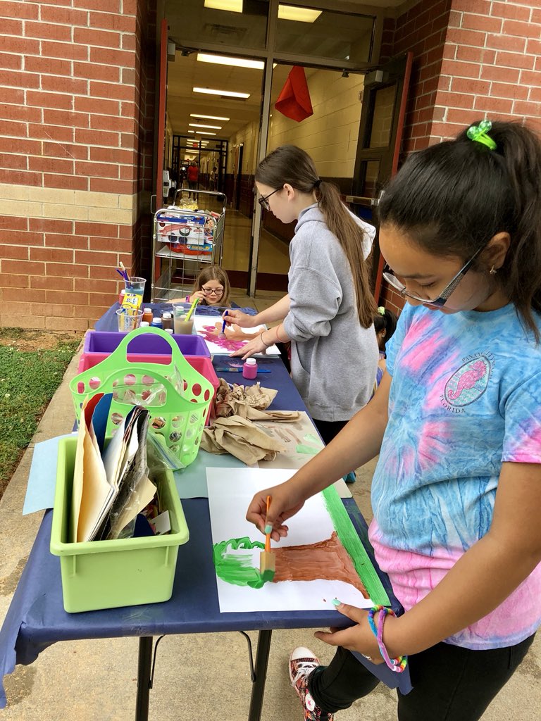 pamela_estesMES's tweet photo. This is how Millionaire Readers Celebrate! A fun and tasty morning for our 26 millionaire and multi-millionaire readers! #readingpaysoff #readingisthewaytogrow #gametruck @CarmelColts #doublethenumbernextyear https://t.co/F4C1bMKuTf