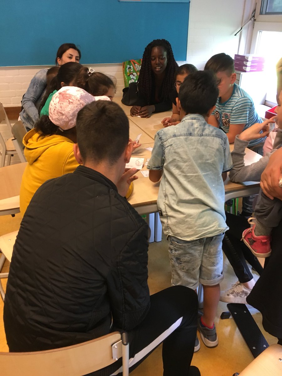 PJ_Ateliers's tweet photo. Rekenspellen spelen en een presentatie tijdens de afsluiting van het eerste thema van het Rekenatelier @PausJoannes https://t.co/CR2QNb1Kn5