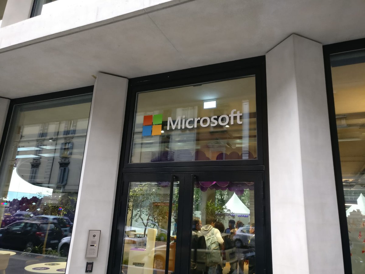 antreem's tweet image. #MilanoJS, a #Milano si festeggia il quarto compleanno di una delle community più importanti di #javascript

Massimo Artizzu, uno dei nostri sviluppatori, tiene uno dei lightning talk.
Sette minuti per parlare del futuro e delle novità di questo linguaggio così diffuso!