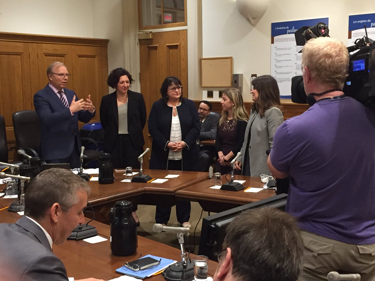 Le caucus du #PQ accueille aujourd’hui trois nouvelles candidates: Élizabeth Larouche (Abitibi-Est), Andréanne Larouche (Brôme-Missisquoi) et Lucie Allard (Nicolet-Bécancour). 

L’équipe prend forme! On va les voir sur le terrain en masse dans les prochains mois. :) #polqc