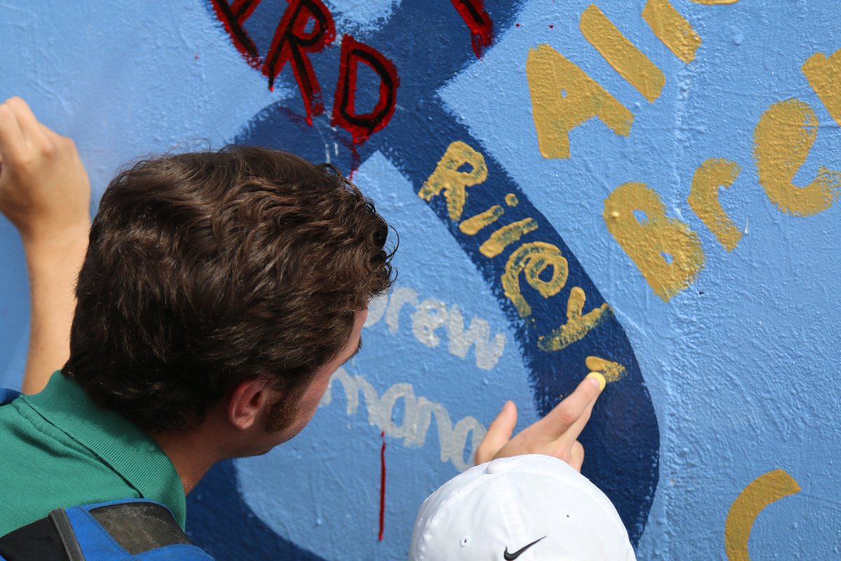 raysup's tweet photo. Here are some more photos from the  @GoCathedral Seniors painting the wall today: https://t.co/SqBtlolmDU https://t.co/OJOROQBvpu