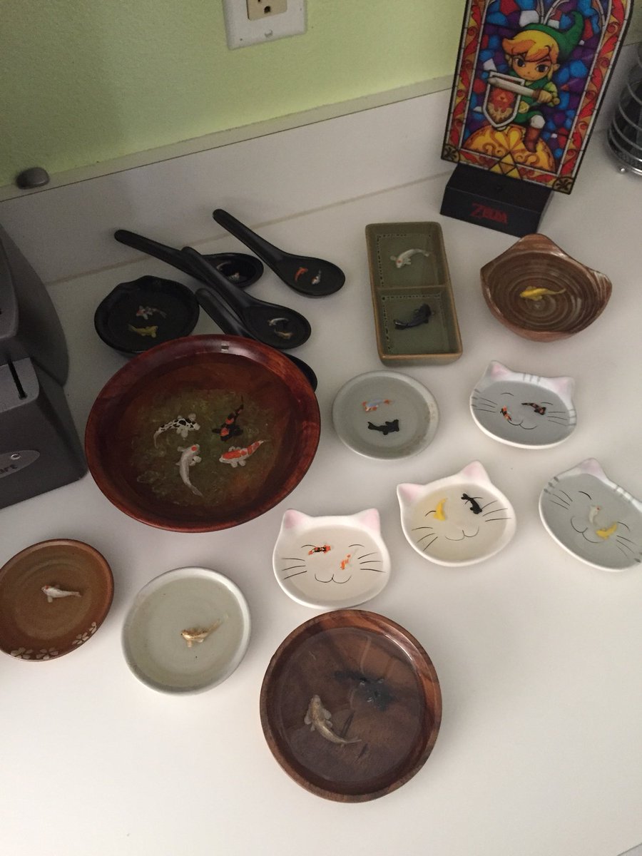 SAUStudios's tweet photo. 16 new bowls for #MEGACON2018
#resin #koi #windwakerLink https://t.co/iLI4ZXXQQb