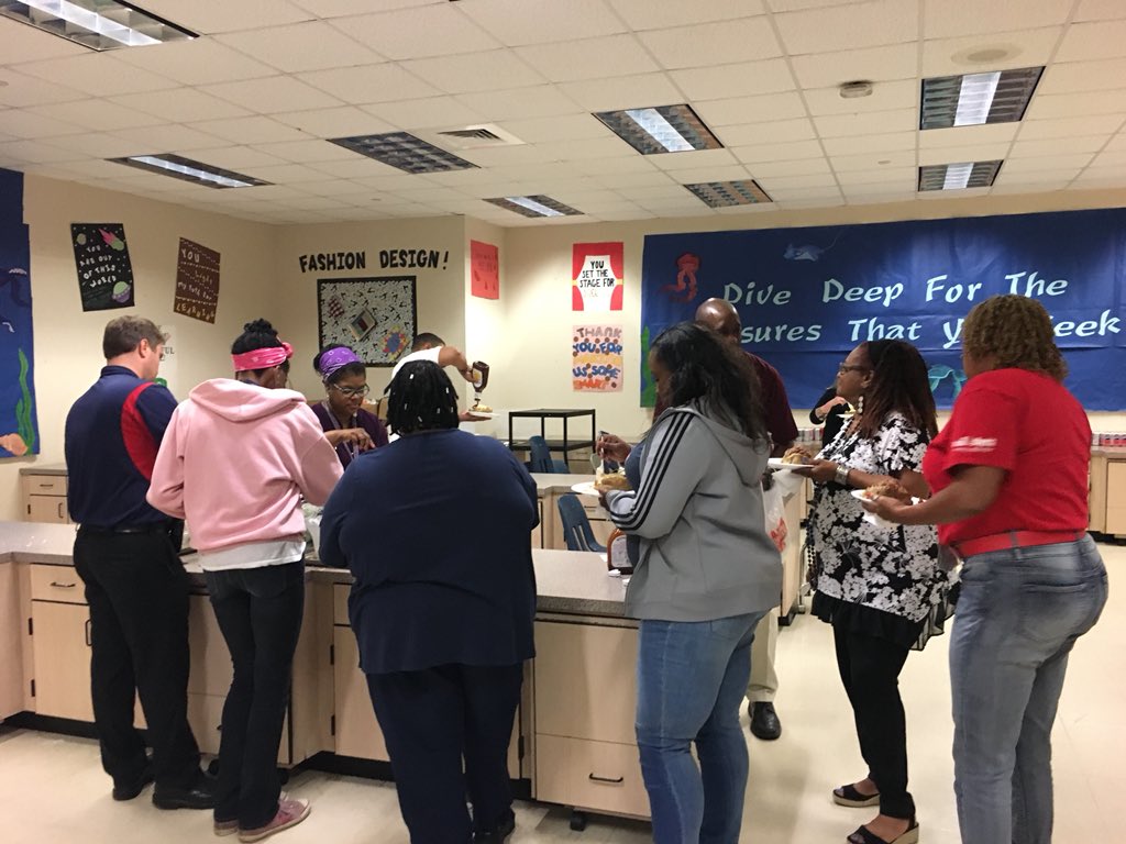 TheTafeClub's tweet photo. We continue celebrating teacher appreciation week by administrators and tafe giving out baked potatoes #thankyouADMINteam @AliefISD @ATaylorHS #taylorotc https://t.co/im0EPIPM7e