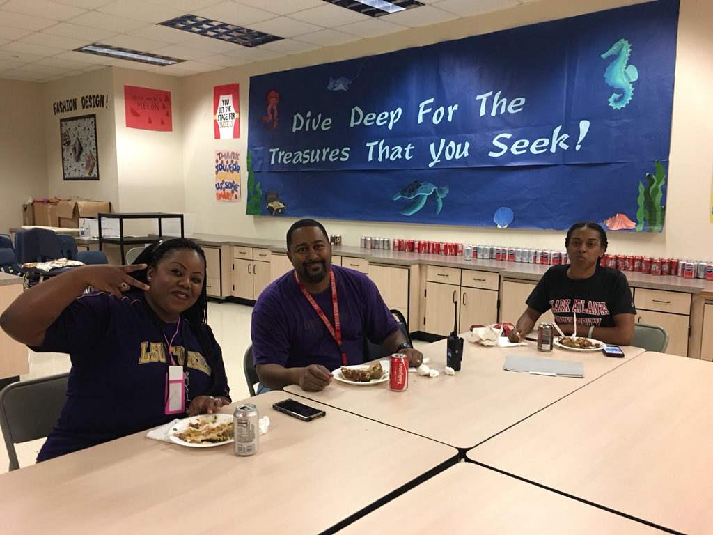 TheTafeClub's tweet photo. We continue celebrating teacher appreciation week by administrators and tafe giving out baked potatoes #thankyouADMINteam @AliefISD @ATaylorHS #taylorotc https://t.co/im0EPIPM7e
