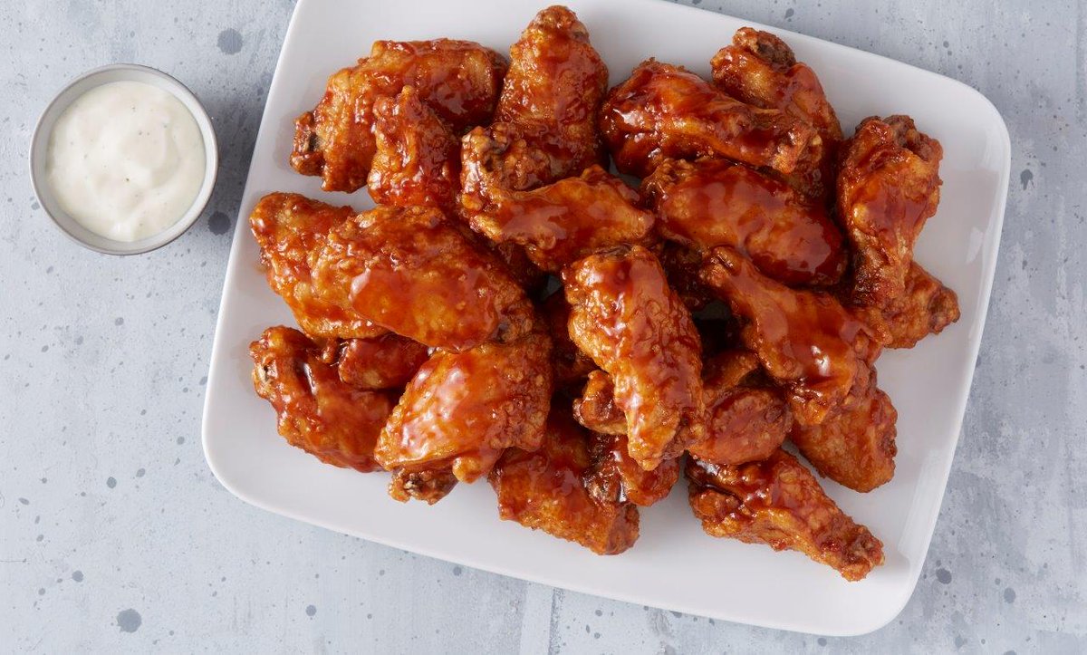 WingsOverMKE's tweet photo. Happy #WingsOverWednesday! RT this for a shot at a free pound of boneless wings! Must follow to be eligible to win! Good luck to all those who are finishing up finals! https://t.co/yPgTHr0lgi