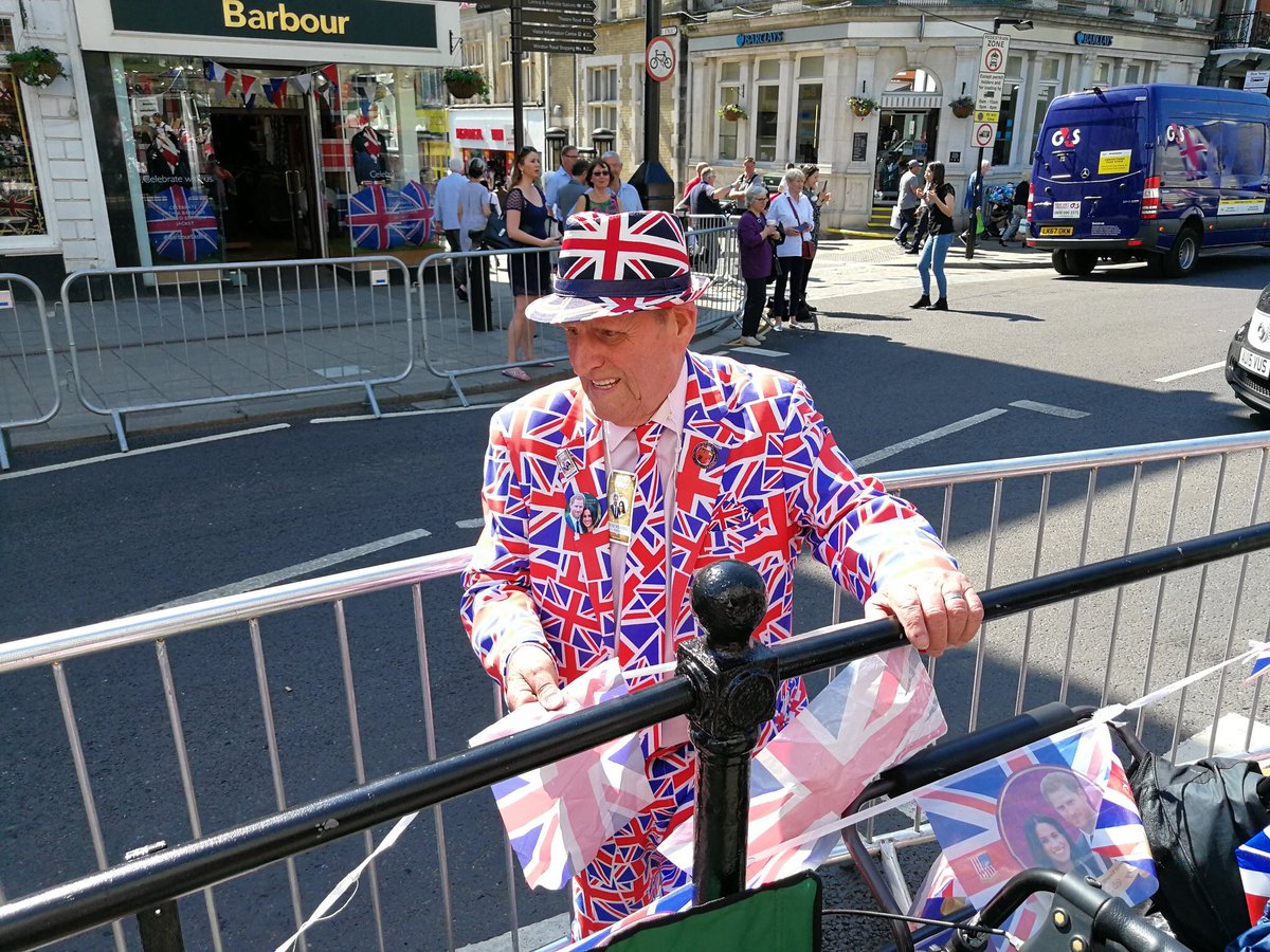 gavmacn's tweet photo. Remember, it’s illegal to sleep on the streets of Windsor if you’re homeless, but absolutely fine if you do it wrapped in a flag. https://t.co/9dn1hUTZ3y