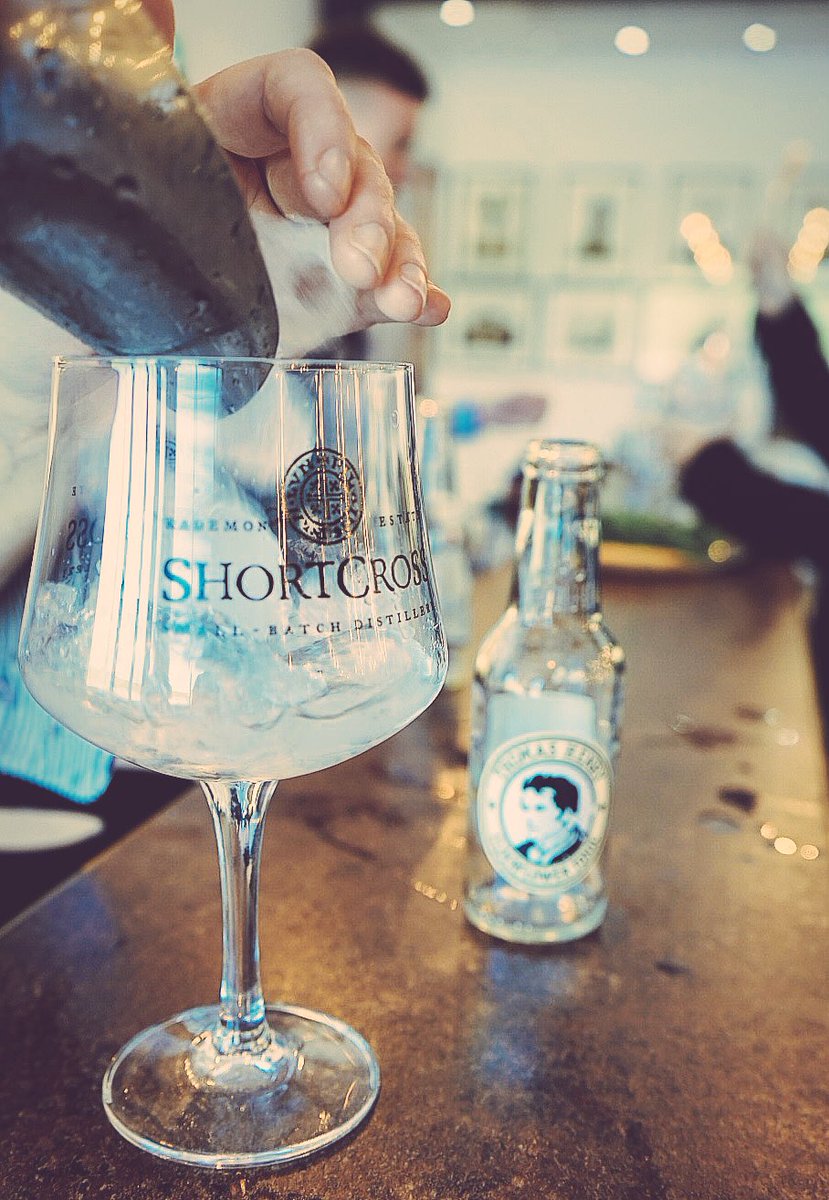 Dishyouwerehere's tweet photo. Learning how to master the Gin & Tonic - they make it look so easy! Perfect for this little taste of summer 😍🍸#shortcross #gin #local #rademonestate #drink #cocktail #food #humpday https://t.co/1db8kpTS1z
