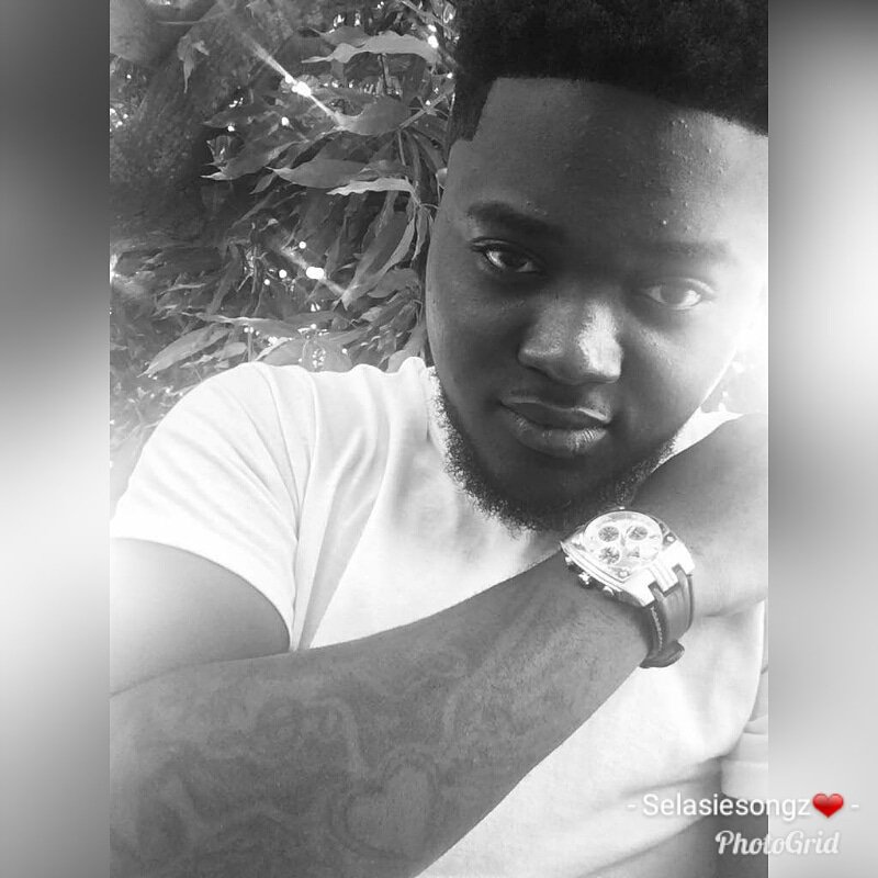 selasie_gitg's tweet photo. Releasing Something Classic This Month. #Surrender🔥 #OceanRiddim🌊 Be Ready!!!! 

#StraightKing👑
#StarCrossMusic https://t.co/HtaRTAsWfi