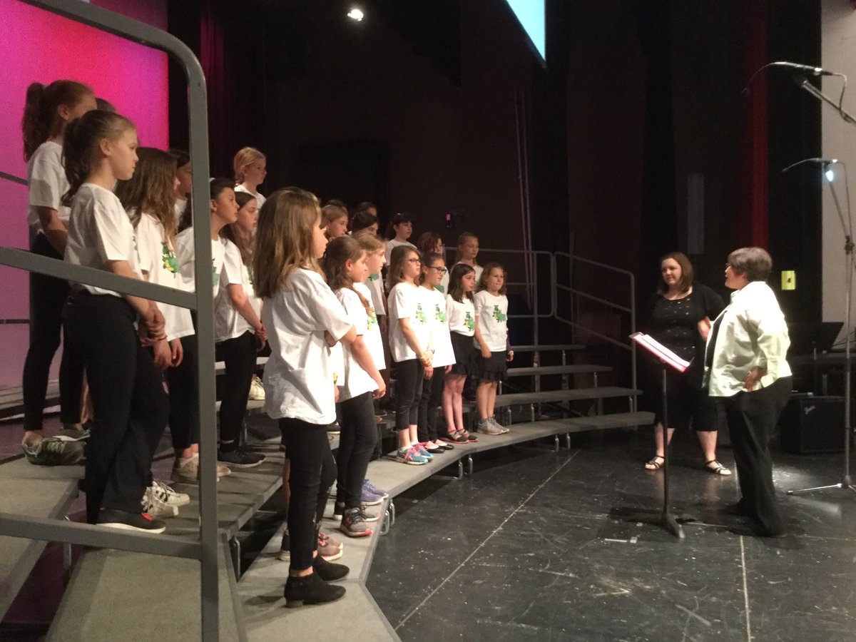<a href="/DundanaSchool/">Dundana School</a> junior choir working with adjudicator Brenda on stage. Facing each other to sing the story of the song and sing to your partner, smiling at each other, encouraging each other! #hwdsbchoirfestival <a href="/kkeerybi/">Kristi Keery Bishop</a> @DundanaMusic <a href="/Dundana4OurKids/">DundanaSchoolCouncil</a>