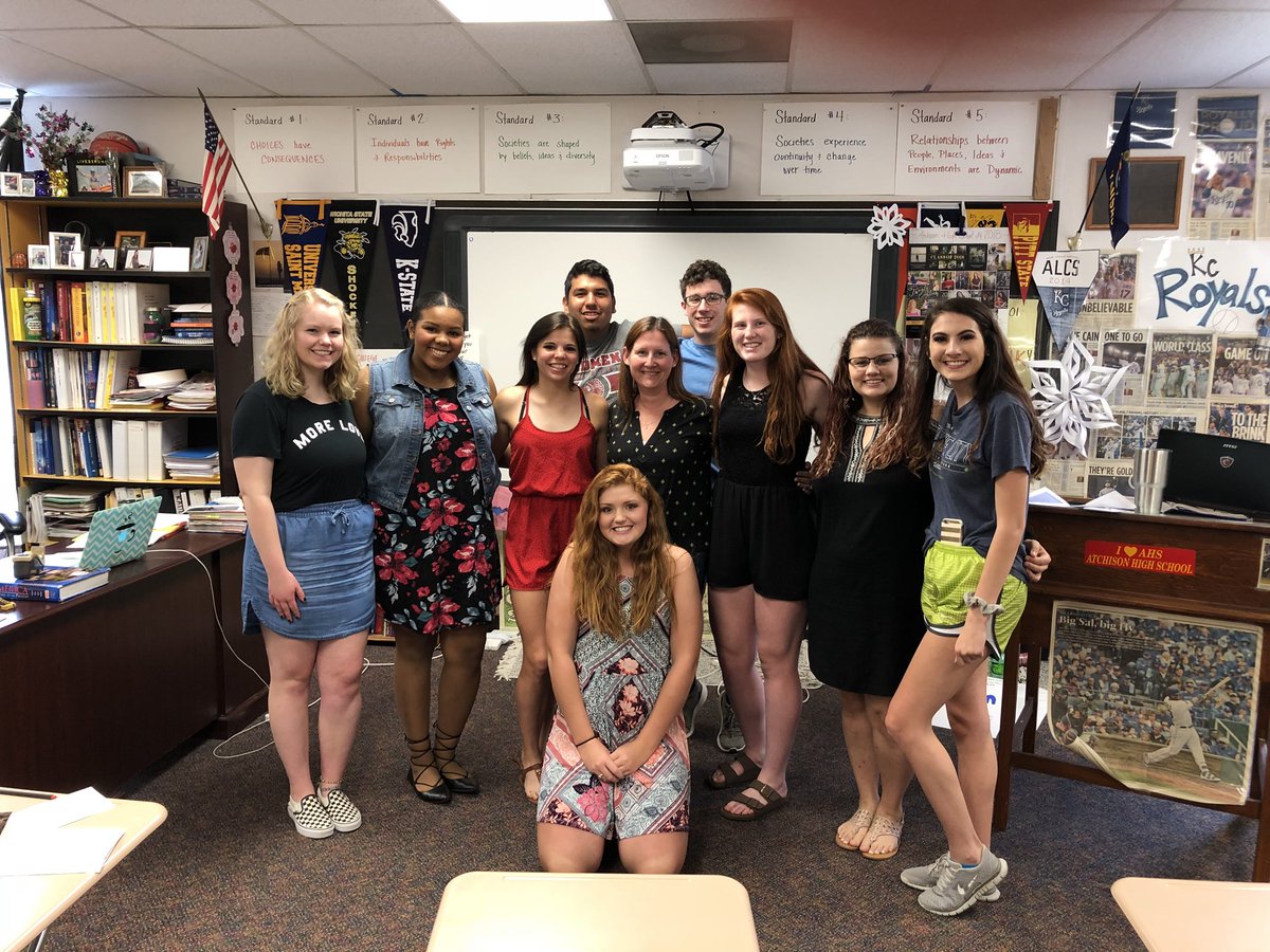 TheHanzels's tweet photo. I'm going to miss these kids! #AHSUSD409 #SeniorsLastDay #6thhour https://t.co/TmzoplOjqp