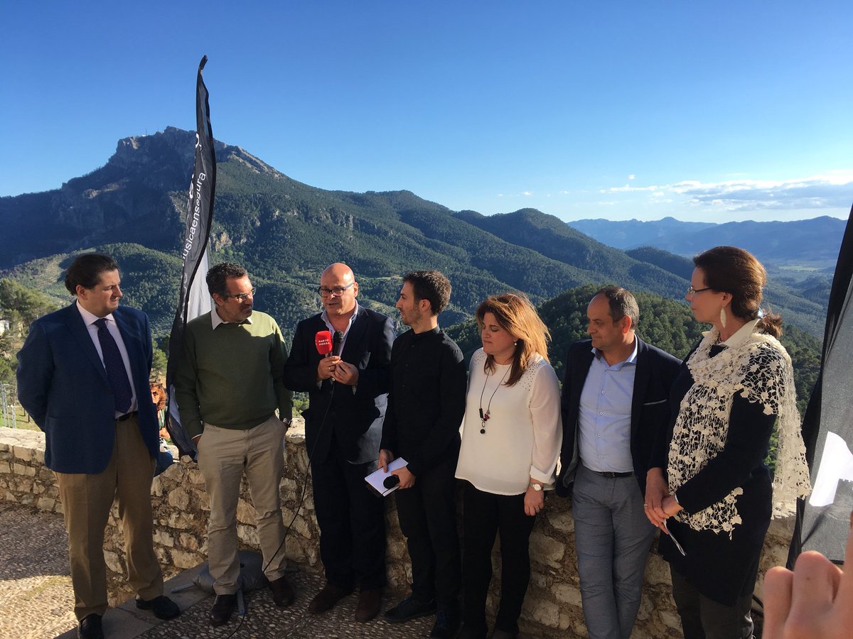 Recuerdan alguna inauguración con un fondo así? Es Segura de la Sierra y es <a href="/MusicaenSegura/">Música en Segura</a> , y allí ha estado nuestro diputado de Promoción y Turismo <a href="/manuelfdezjaen/">manuel fernandez palomino</a> para expresar el apoyo apasionado de <a href="/dipujaen/">Diputación de Jaén</a> a un certamen único y mágico.