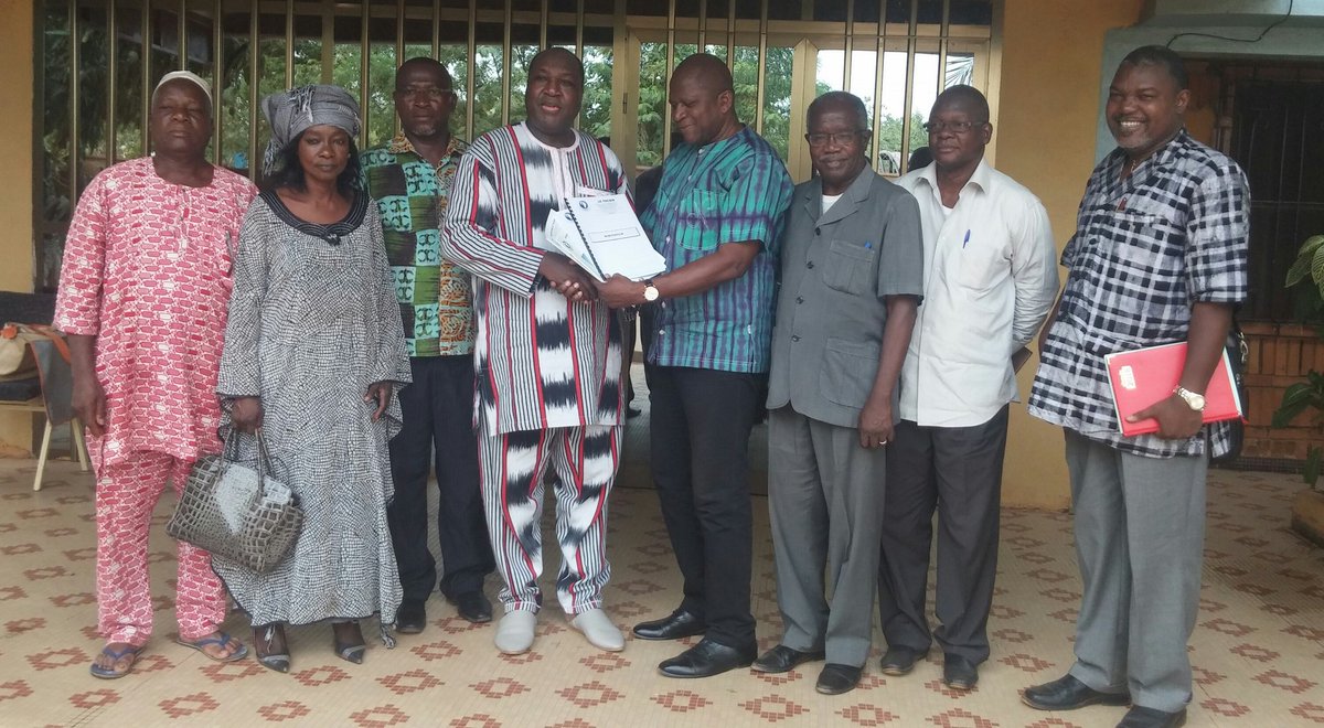 zephirindiabre1's tweet photo. Cet après-midi, j'ai reçu la visite de l'association Le Tocsin. La délégation m'a remis un mémorandum et a plaidé pour que le vote des Burkinabè de l'extérieur soit une réalité en 2020.  #BurkinaFaso  #lwilli  #diaspovoteBF https://t.co/X9D2p9bDIU