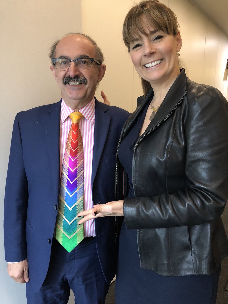 LizVacc's tweet photo. Is this the best tie or what? 😎🌈 A chat with @MrMagazine and his @OleMissRebels Magazine Innovation Center students is just what I needed on this rainy day. https://t.co/tFZmF6q9kW