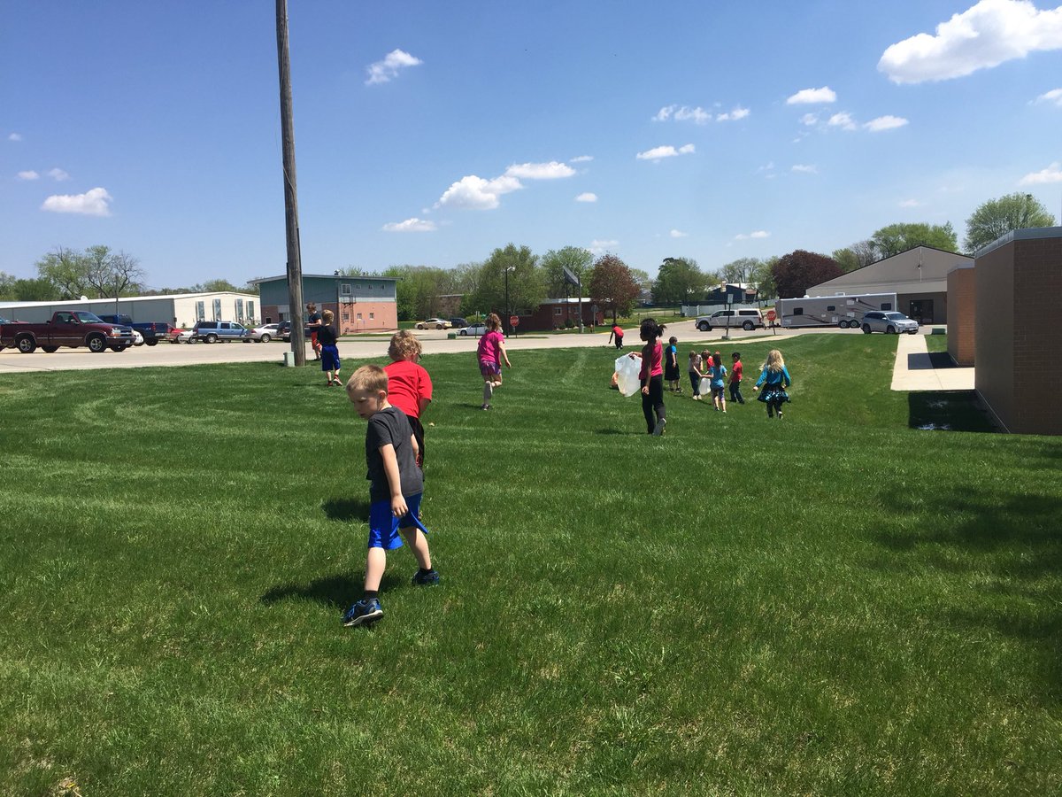 LaabsTara's tweet photo. Kโs being responsible citizens on their walk - picking up trash and rocks in @ELCMidgets landscape! Then we wrote about our adventure! #demdelights #pridefulleaders https://t.co/If0wKhhG6K