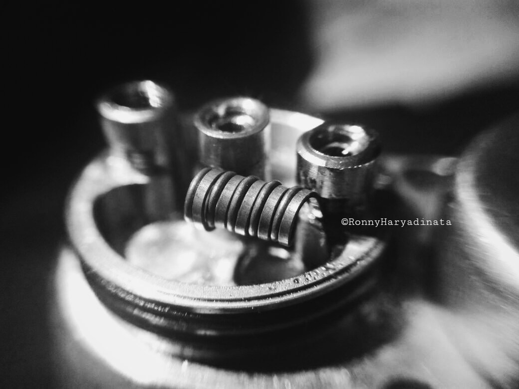 ronnydinata's tweet photo. single coil set up #Coil #vape #vaping #vapor #vapers #coilbuild #vapeworld #vapeworldwide #ejuice #ejuices #makoshortyrda #RDA #rdalife #nichrome #ribbonwire #vapefamily #vapingworld #vapingworldwide //See the original post,please click:https://t.co/nFTwb2InMM https://t.co/qdZSj4JRo9