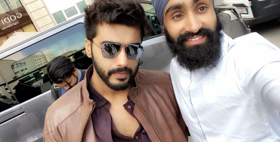 arjunkusafc's tweet photo. [UNSEEN PIC] Arjun Kapoor clicked with a fan in Paris 🇫🇷 #NamasteEngland #SwaggerOnPoint  😎 https://t.co/ovF52Ef5sh