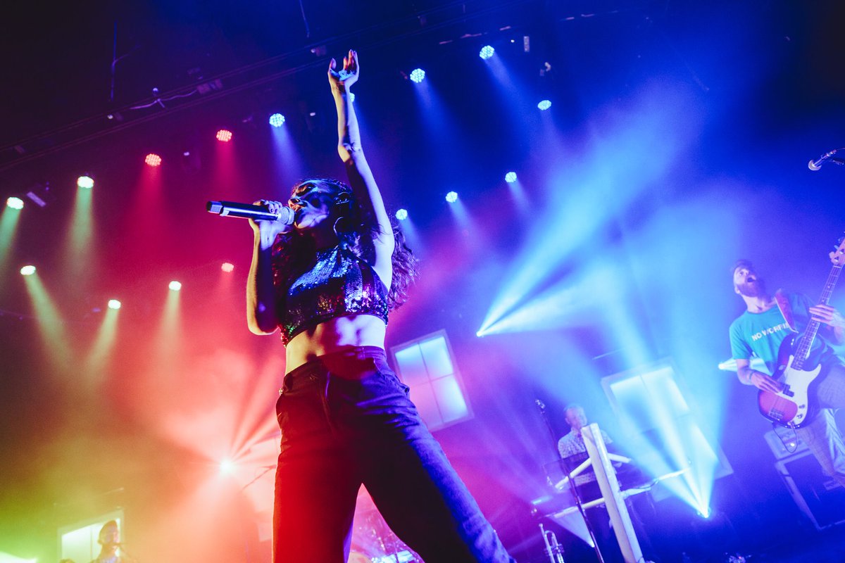 MisterWives's tweet photo. Buffalo was the brightest light ✨ Portland, Maine tonight 🌈💓⚡️ https://t.co/bc08r1Viur