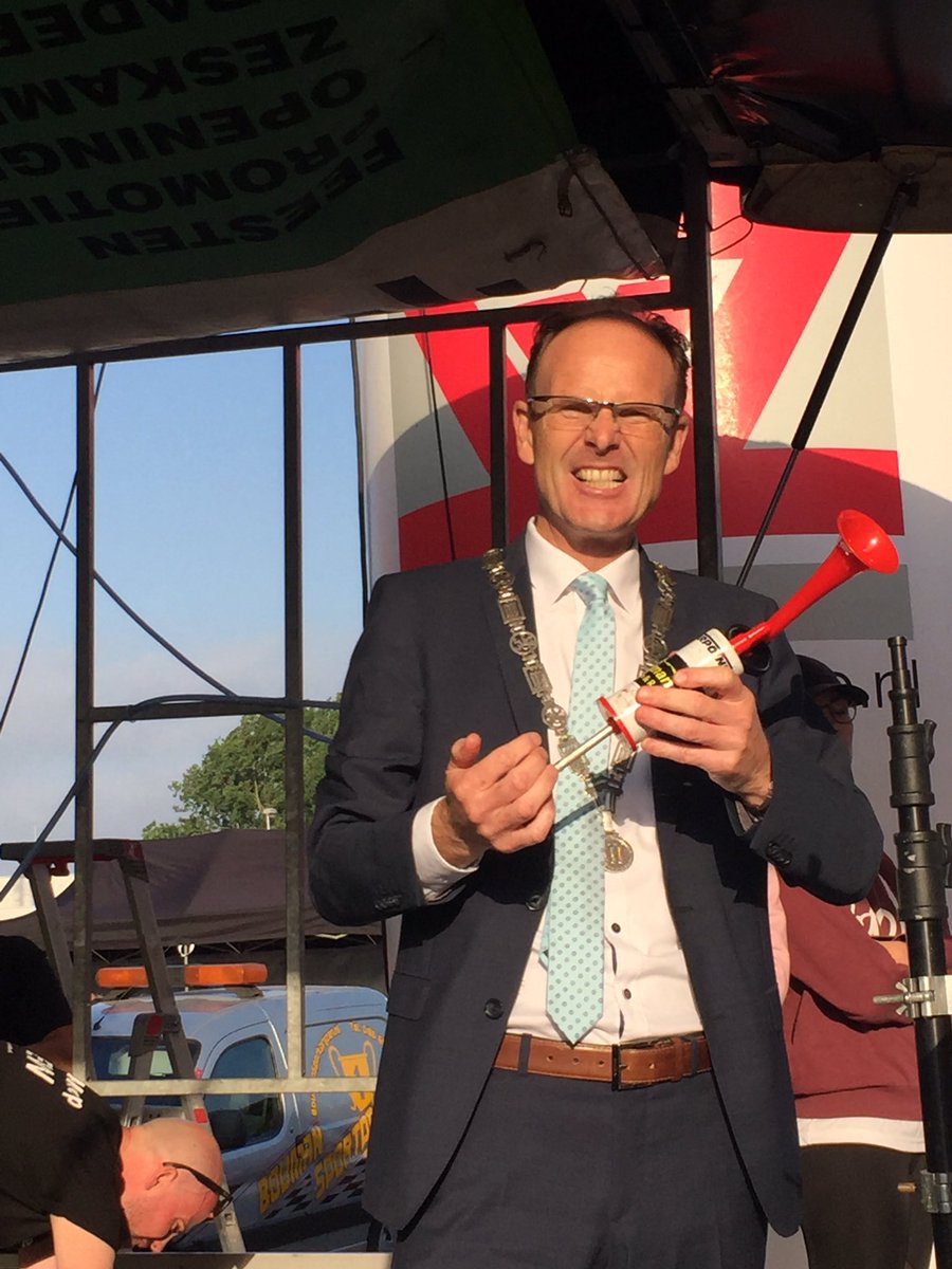 karimdekool's tweet photo. Klaar voor de start af π£ burgemeester @DominicSchrijer zorgt er voor dat de start van de @Verkerkloop weer vlekkeloos verloopt. #verkerkloop #Zwijndrecht @gemzwijndrecht https://t.co/ldWaPVtHzv