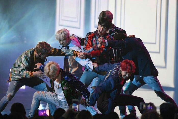 tuiluvsu's tweet photo. 7 chàng trai của em nhớ giữ gìn sức khoẻ nhé #iVoteBTSBBMAs 
@BTS_twt https://t.co/kwYrp1C8qY