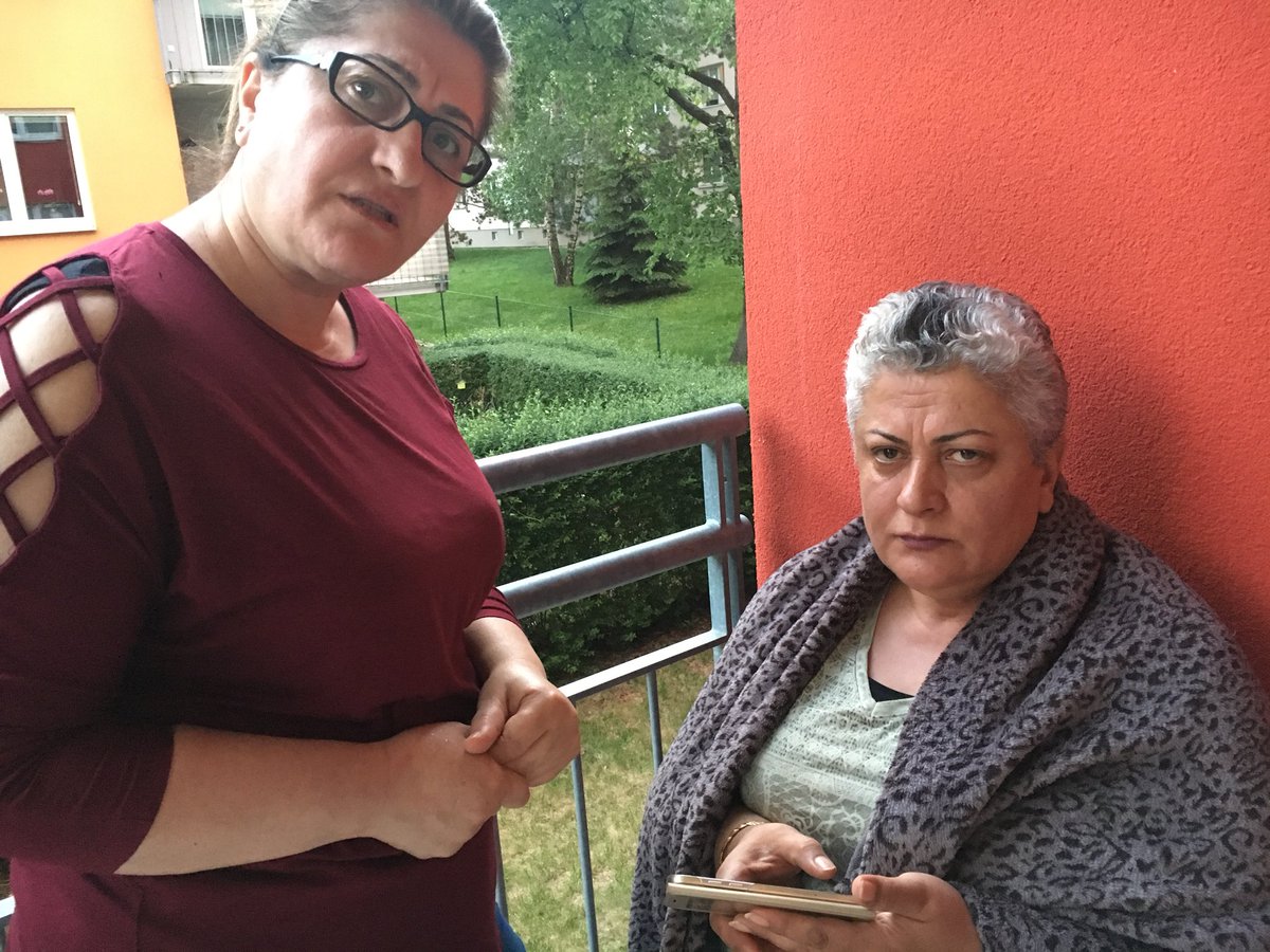 lessientiwele's tweet photo. İlk fotoda Annem ve teyzem Katedralin ucunu parmaklarıyla tutuyormuş gibi fotoğraflarını çektim sanıyorlar <3 eve gelince öyle olmadığını gördüler. <3 https://t.co/1RRpi1isyz