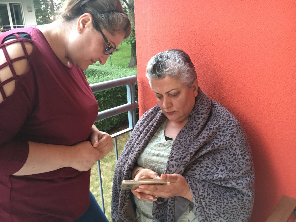 lessientiwele's tweet photo. İlk fotoda Annem ve teyzem Katedralin ucunu parmaklarıyla tutuyormuş gibi fotoğraflarını çektim sanıyorlar <3 eve gelince öyle olmadığını gördüler. <3 https://t.co/1RRpi1isyz