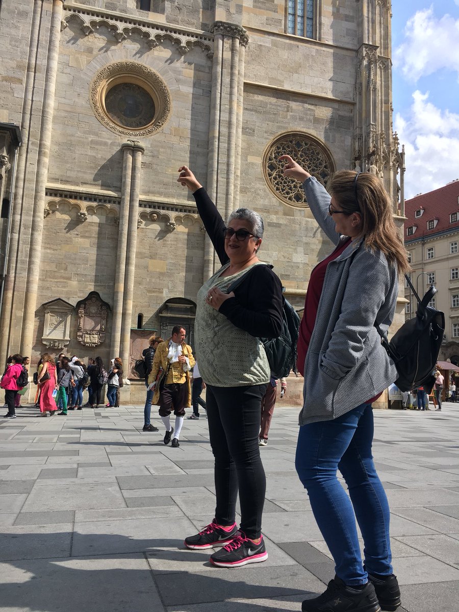 lessientiwele's tweet photo. İlk fotoda Annem ve teyzem Katedralin ucunu parmaklarıyla tutuyormuş gibi fotoğraflarını çektim sanıyorlar <3 eve gelince öyle olmadığını gördüler. <3 https://t.co/1RRpi1isyz