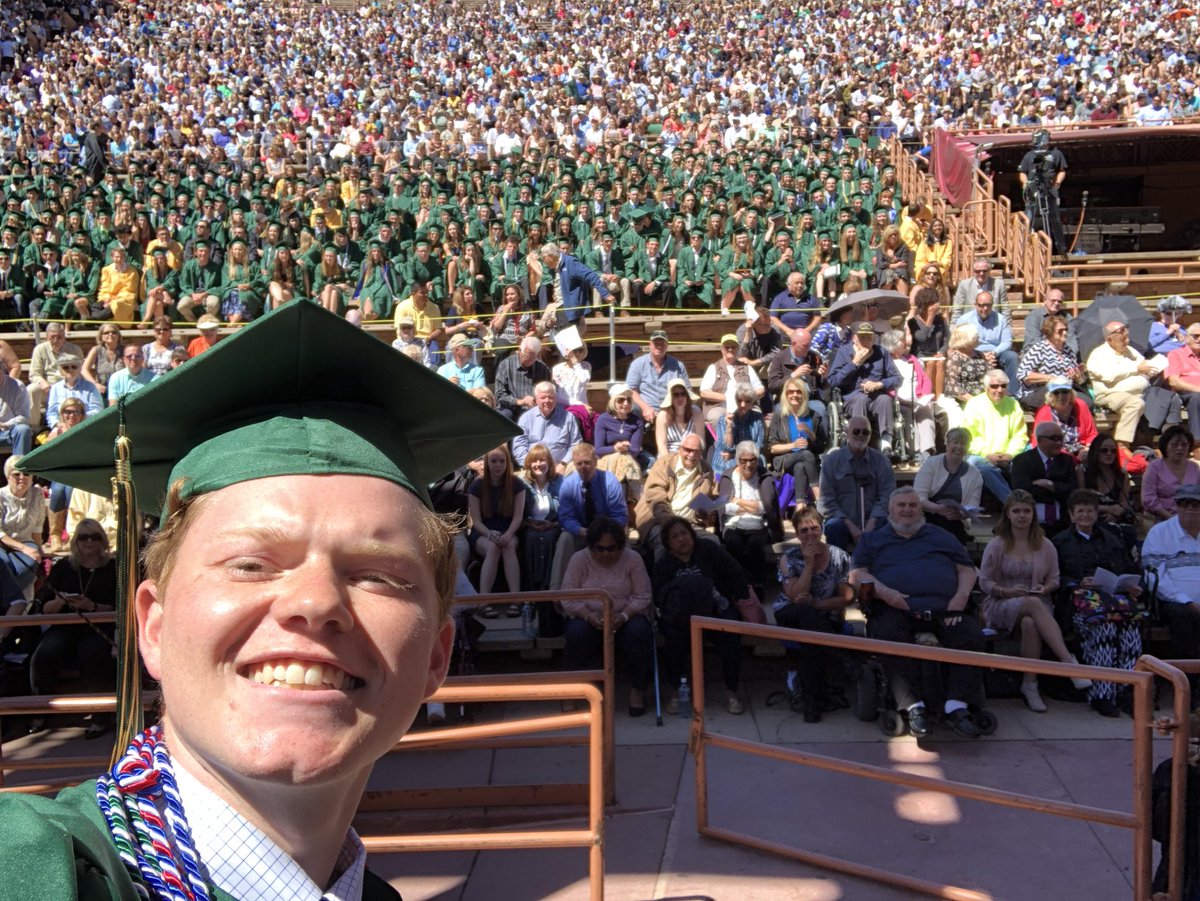 ginoliciousboss's tweet image. Graduation #ForTheCulture #Classof2018 #SiPapi 🦅 💛💚. All love for MVHS